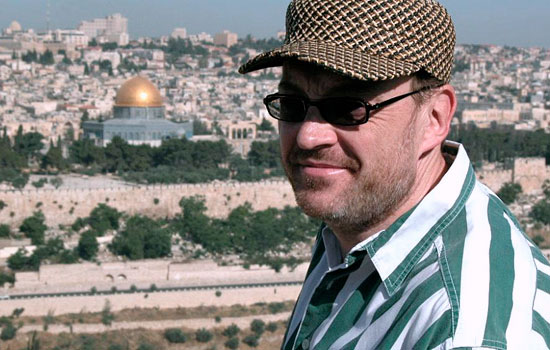 Josef Hader erstmalig unterwegs in Israel. (© 3sat)