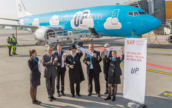 Seit Sonntag fliegt die neue EL AL Marke UP vom Flughafen Berlin-Schönefeld nach Tel Aviv. V.l.n.r.: Ben-Zion Malka (General Manager Germany & Austria, EL AL Israel Airlines Ltd.), Dr. Till Bunse (Geschäftsfeldleiter Marketing und Vertrieb, Flughafen Berlin Brandenburg GmbH), Rabbiner Yitshak Ehrenberg (Gemeinderabbiner der jüdischen Gemeinde zu Berlin), Ben David Hovav (Chief Pilot, EL AL Israel Airlines Ltd.) und Gerhard Moran (Stationsleiter, EL AL Israel Airlines Ltd). (© Günter Wicker / Flughafen Berlin Brandenburg)
