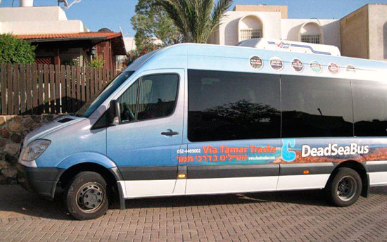 Der neue Shuttle-Bus "Dead Sea Bus" bringt Gäste der Region kostengünstig und schnell zu den schönsten Sehenswürdigkeiten der Region. (© Regional Council Tamar)