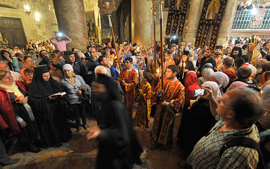 Die ganze Nacht hindurch waren überwiegend orthodoxe Christen in der Grabeskirche Jerusalem, um das Licht der Auferstehung zu feiern. (© Matthias Hinrichsen)