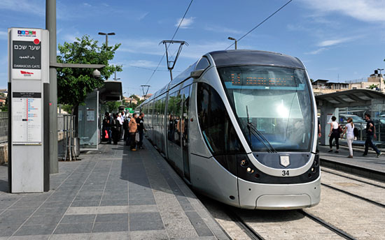Die Straßenbahn in Jerusalem ist inzwischen eins der wichtigsten Verkehrsmittel. (© Matthias Hinrichsen)
