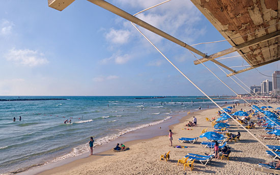 Rettungsschwimmer haben einen guten Überblick über den Strand, hier in Tel Aviv. (© Matthias Hinrichsen)