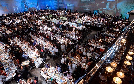 Beim ersten Weltrekord im Shabbat-Essen wurden 2.226 Teilnehmer gezählt. (© IMOT/Casey Kelbaugh)