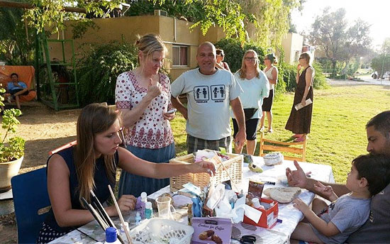 Alles ganz normal: Im Kibbutz Mashabe Sade beginnt der Hebräisch-Kurs pünktlich am Donnerstag. (© Kibbutzimmer)