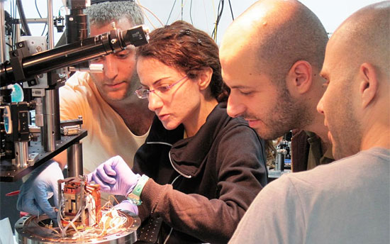 Dr. Barak Dayan (2. v. r.) mit seinen Wissenschaftskollegen bei der Arbeit. (© Weizmann Institut)