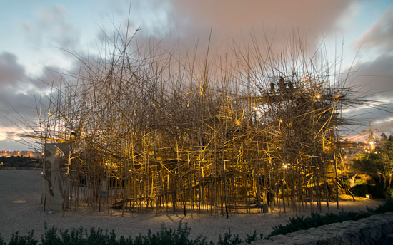 In den Abendstunden wird Big Bambú erleuchtet und wirkt nochmals anders als am Tag. (© Elie Posner/Israel Museum)