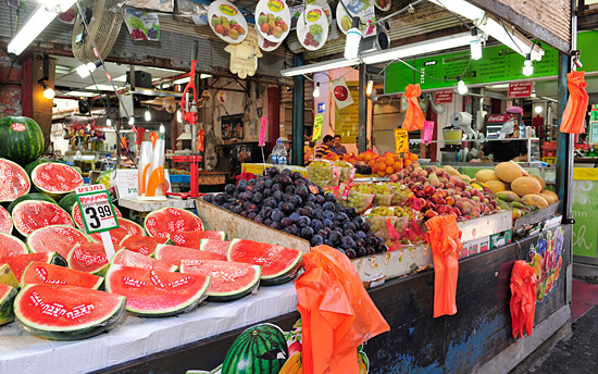 Das Angebot an frischem Obst ist riesig, der Geschmack erheblich intensiver als Exportware, die in Deutschland verkauft wird. (© IsraelMagazin/Matthias Hinrichsen)