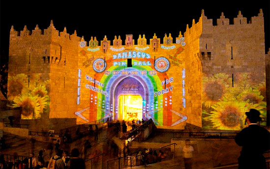 Das Damaskustor dient als überdimensionale Leinwand für Lichtkunstwerke verschiedenster Art. (© Stadt Jerusalem)