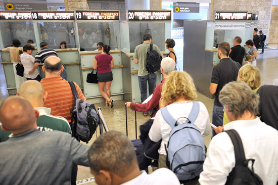 Passkontrolle bei der Einreise nach Israel auf dem Ben Gurion Airport. (© Matthias Hinrichsen)