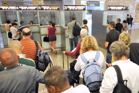 Passkontrolle bei der Einreise nach Israel auf dem Ben Gurion Airport. (© Matthias Hinrichsen) Passkontrolle bei der Einreise nach Israel auf dem Ben Gurion Airport. (© Matthias Hinrichsen)