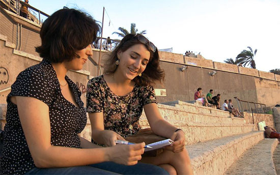 Mein Jahr in Israel: In ihrer Freizeit lernt Antonia Hebräisch mit ihrer israelischen Freundin. (© NDR/ARD)
