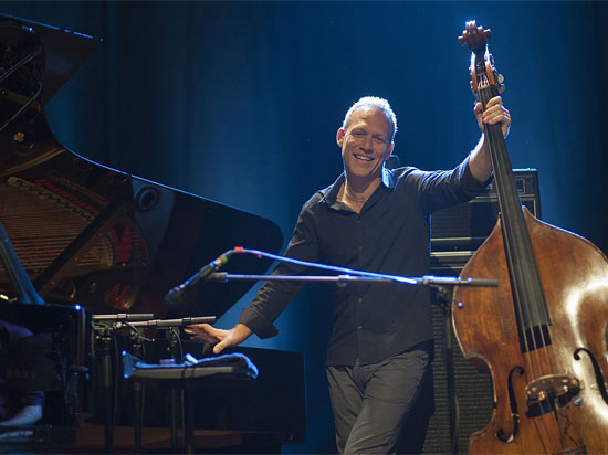 Das Avishai-Cohen-Trio gastiert am 30. September 2015 in Hamburg. (© Jos L. Knaepen/Elbphilharmonie)