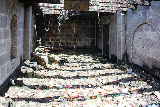 Das zerstörte Atrium: Die Klosterpforte und der Diwan sind bis auf die Grundmauern niedergebrannt. (© Dormitio Abtei)