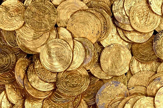 Der spektakuläre Goldmünzen-Fund vom Februar 2015 im Israel Museum gezeigt. (© IAA)