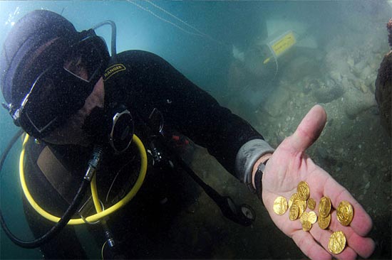 Taucher fanden im Februar 2015 den Goldschatz vor dem antiken Caesarea am Mittelmeer. (© IAA)