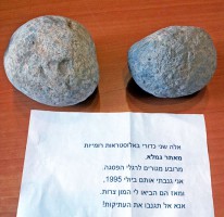 Vor 20 Jahren wurden diese historischen Steine aus einem Museum in Beer Sheva gestohlen. Jetzt hat der Dieb sie im Gamla Naturreservat mit einer Erklärung abgelegt. (© IAA)