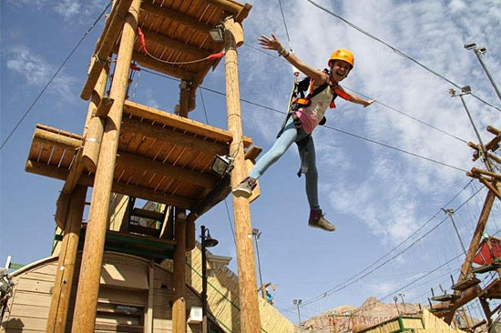 Gegen eine kleine Zusatzgebühr dürfen sich Wagemutige auch von einem 15 Meter hohen Turm stürzen. (© Rope Park Eilat)