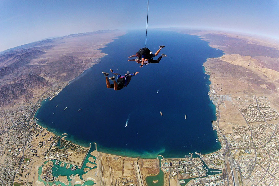 Im freien Fall über dem Toten Meer, kurz bevor sich der Fallschirm öffnet. Eine spektakuläre Aussicht und ein einmaliges Erlebnis. (© skydive.co.il)