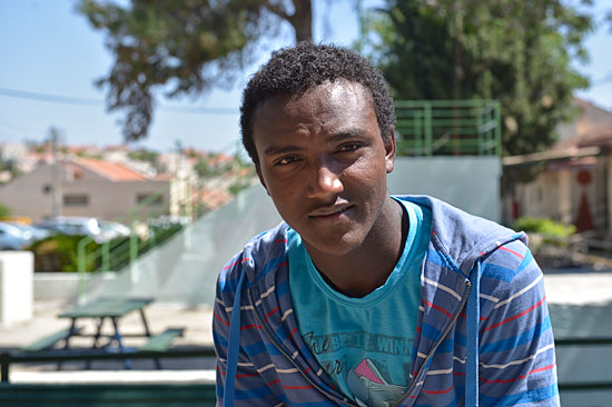 Junger äthiopischer Immigrant in einem Aufnahmelager, der für sich als Jude in Israel seine Zukunft sieht. (© Matthias Hinrichsen)