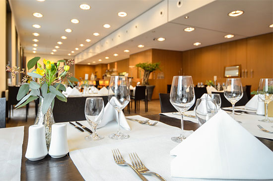 Modern und angenehme Restaurant-Atmosphäre. (© Restaurant 
