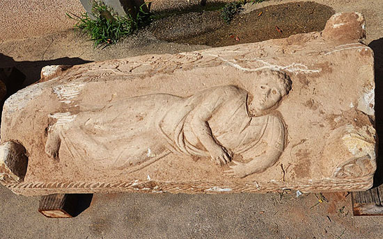 In der Draufsicht wird die Dekoration des Deckels antiken Sarkophag. (© Yoli Schwartz/IAA)