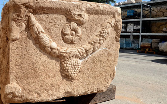 Sehr üppige Ornamente zierek den antiken Sarkophag. (© Yoli Schwartz/IAA)