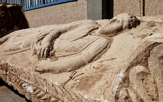 Rund zwei Tonnen schwer ist der aus Kalkstein bestehende Sarkophag. (© Yoli Schwartz/IAA)