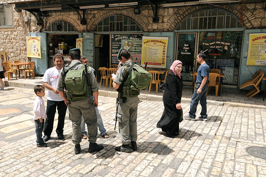 Israel - Kontrolle von Arabern in der Jerusalemer Altstadt, Touristen sind davon nicht betroffen. (© Matthias Hinrichsen)
