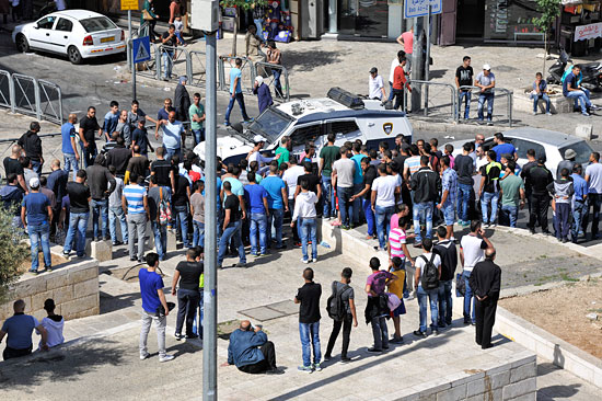 Meiden Sie solche Ansammlungen von Palästinensern in Ost-Jerusalem. (© Matthias Hinrichsen)