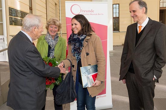 Der zehnmillionste Gast im Jüdischen Museum Berlin ist eine Berlinerin, die von W. Michael Blumenthal, Monika Grütters und Peter Schäfer begrüßt wurde. (© Jüdisches Museum Berlin, Foto: Svea Peitschmann)
