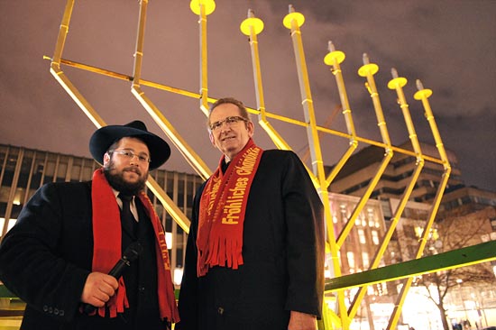 Auf zum Anzünden der Kerzen des Chanukka-Leuchters. (© Matthias Hinrichsen)