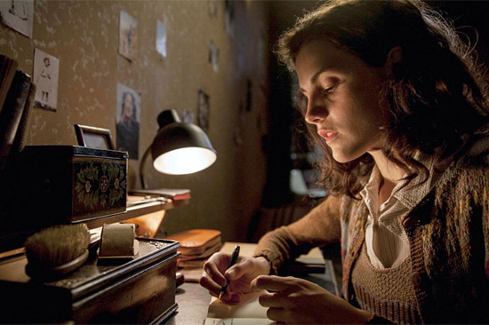 Das Tagebuch der Anne Frank ist vermutlich das bekannteste Zeugnis aus dem Alltag jüdischer Verfolgter im Nationalsozialismus, millionenfach gelesen und bis heute Schullektüre in vielen Ländern. (© ARD)