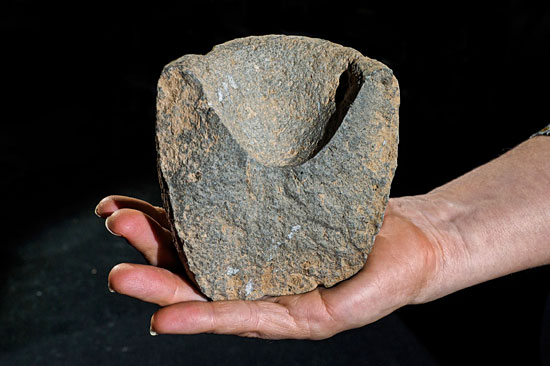 Die handwerklich sehr geschickt gearbeitete Basaltschüssel, die möglicherweise als Mörder verwendet wurde. (© Assaf Peretz/IAA)