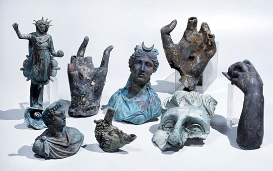 Die schönsten Funde aus Bronze, die im antiken Hafen von Caesarea 1.600 Jahre überstanden. (© Clara Amit, Israel Antiquities Authority)
