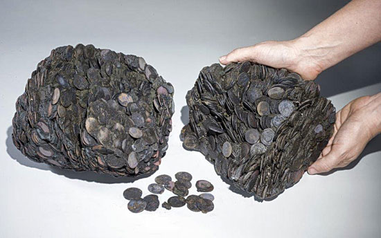 Hunderte von Münzen formten sich im Salzwasser in Tongefäßen zu großen Klumpen. (© Clara Amit, Israel Antiquities Authority)