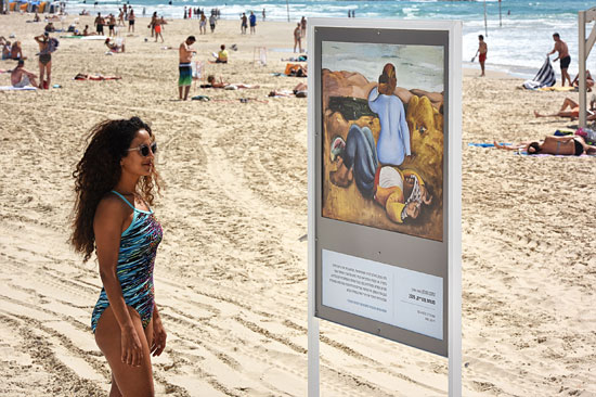 Am Strand von Tel Aviv werden im Juni verschiedene Meisterwerke der Malerei auf Schautafeln präsentiert. (© Tel Aviv/Kfir Sivan)