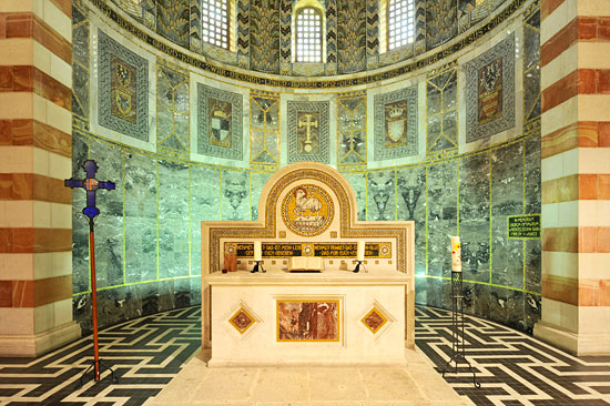 Himmelfahrtkirche in Jerusalem: Altar mit Altarraum. (© Matthias Hinrichsen)