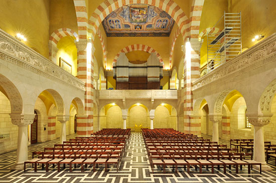 Himmelfahrtkirche in Jerusalem: Blick Richtung Orgel. (© Matthias Hinrichsen)