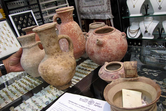 Wertvolle antike Tongefäße hat der Händler versucht illegal zu veräußern. (© Israelische Altertumsbehörde)
