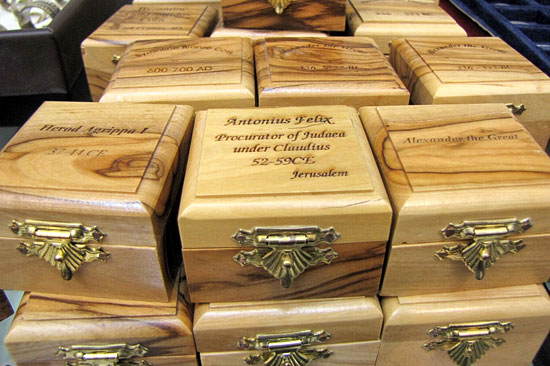 Die antiken Münzen wurden gerne in solchen dekorativen Holzboxen verkauft, die insbesondere gutgläubige Touristen angesprochen haben dürften. (© Israelische Altertumsbehörde)