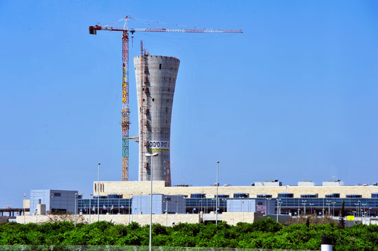 Der neue Tower am Flughafen Ben Gurion überragt das gesamte Areal deutlich. (© Matthias Hinrichsen/Archivfoto Bauphase 2014)