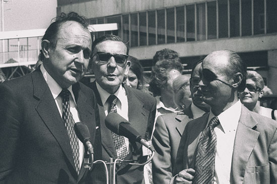 Außenminister unter sich: Brückenbauer Hans-Dietrich Genscher tritt in Israel am 28. Juni 1978 Moshe Dayen. (© GPO/Moshe Milner)