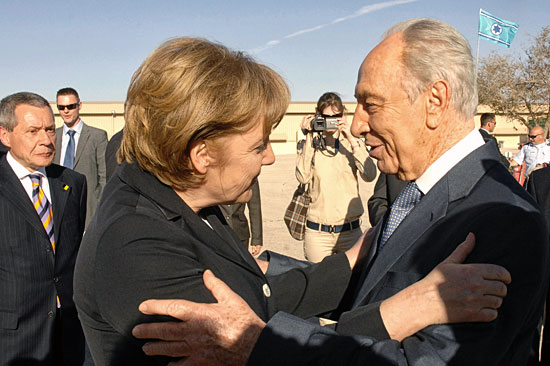 Mehr als ein Händedruck: Angela Merkel und Shimon Peres. (© GPO/Moshe Milner)