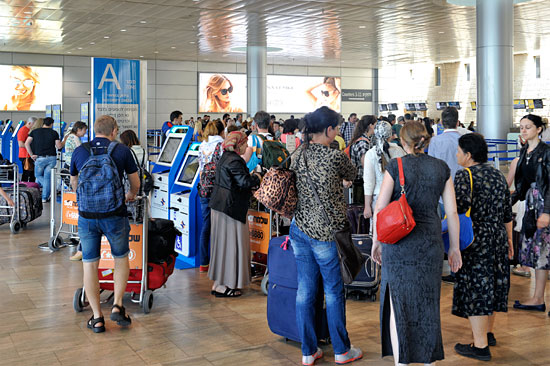 Lange Wartezeiten im Bereich A des Terminal 3 beim Check-In der Billig-Airlines. (© Matthias Hinrichsen)