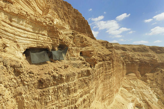 In der Judäischen Wüste direkt in den Felshängen befinden sich die Höhlen. (© Guy Fitoussi/IAA)