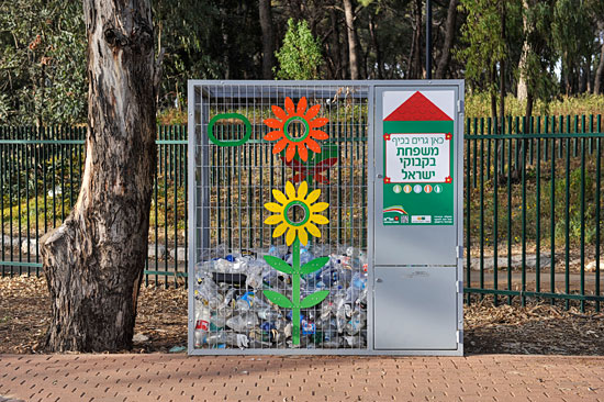 Plastikflaschen werden in Israel über ein öffentliches Rücknahmesystem gesammelt. (© Matthias Hinrichsen)