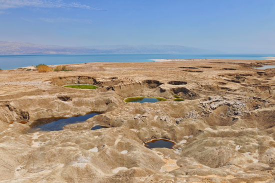 An den Ufern des Toten Meeres sackt das Erdreich durch den sinkenden Wasserspiegel dramatisch ab. (© Matthias Hinrichsen)