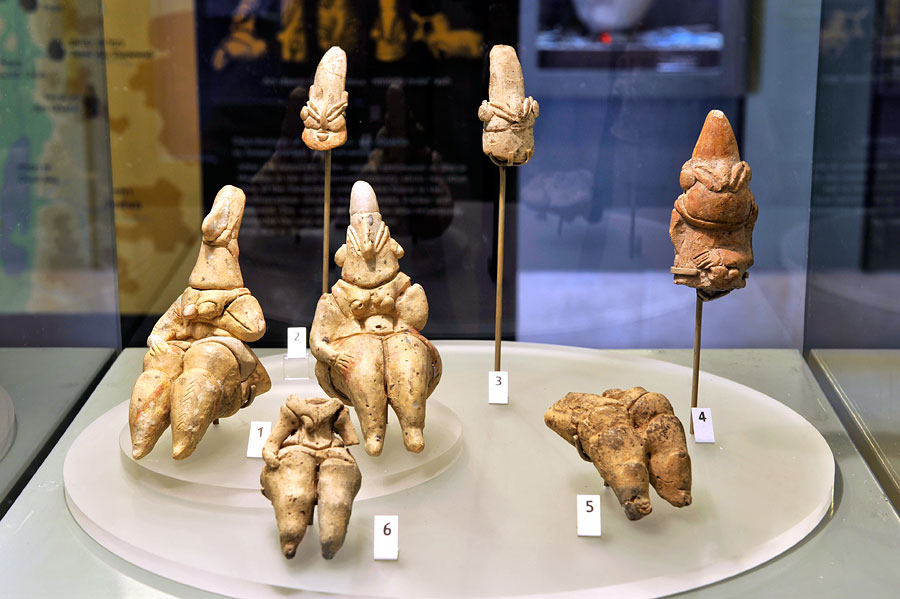 8000 Jahre alten Tonfiguren sind die Stars in der Dauer-Ausstellung des Yarmuk Museum im Kibbutz Shaar Hagolan. (© Matthias Hinrichsen)