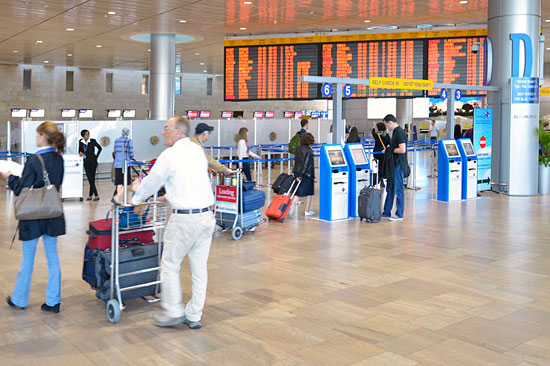 Neun Prozent der Passagiere nutzen die Check-In-Säulen in der Haupthalle. (© Matthias Hinrichsen)