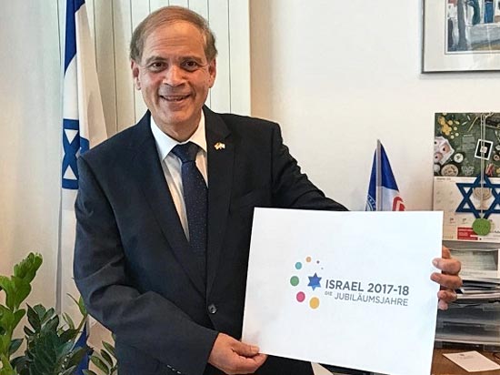 Botschafter Hadas-Handelsman mit dem Logo für die Jubiliäumsjahre 2017-18. (© Israelische Botschaft, Berlin)
